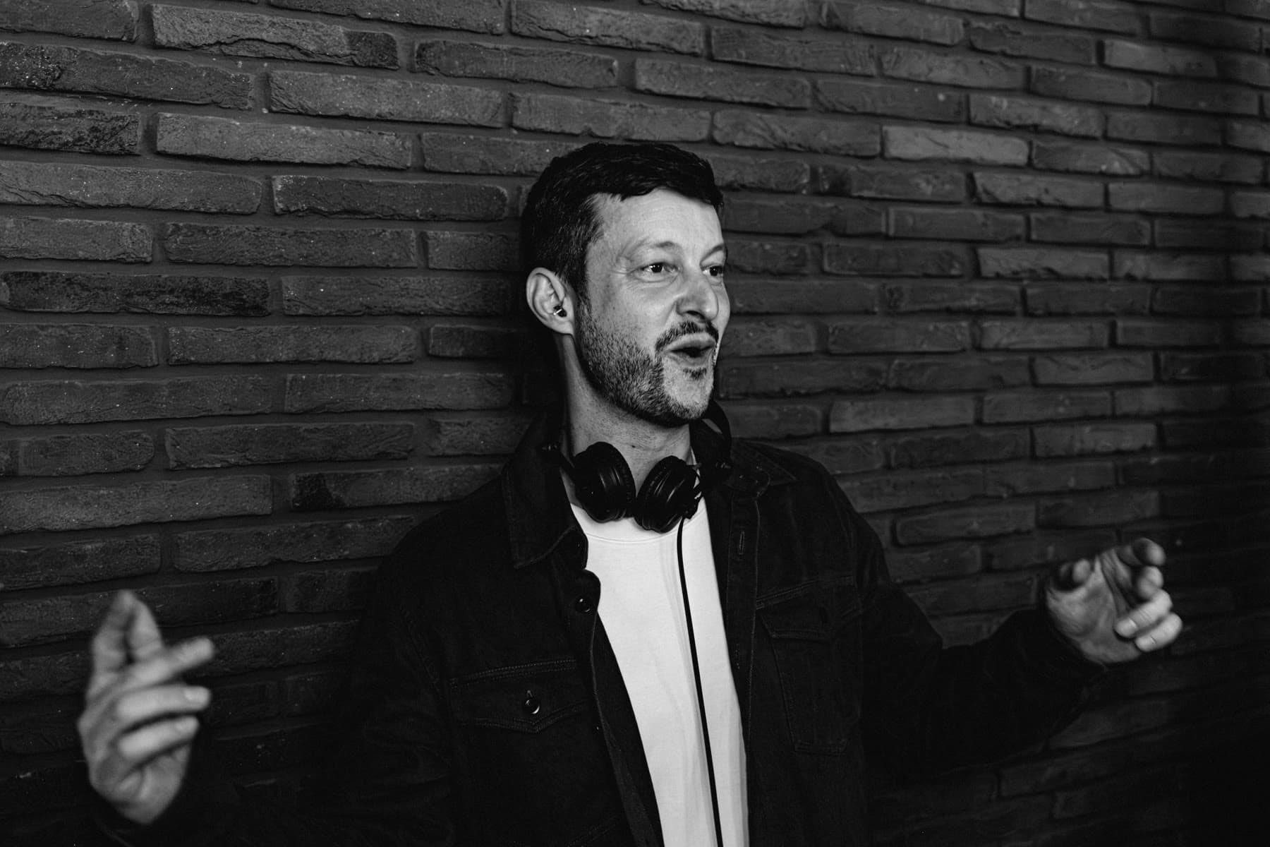 FLO behind the decks at MOB Sessions